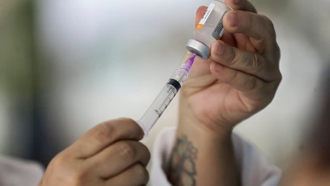 Иллюстративное фото: медицинский работник готовит инъекцию вакцины CoronaVac в Рио-де-Жанейро, Бразилия, 15 июля 2022 года