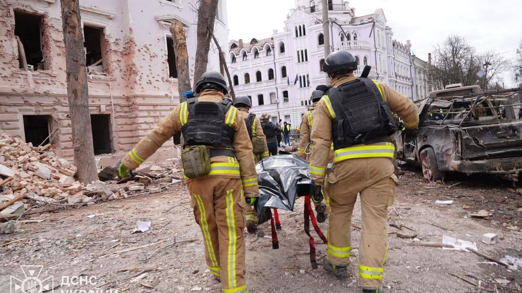 Рятувальники ліквідують наслідки російського удару по Сумах 13 квітня 2025 року