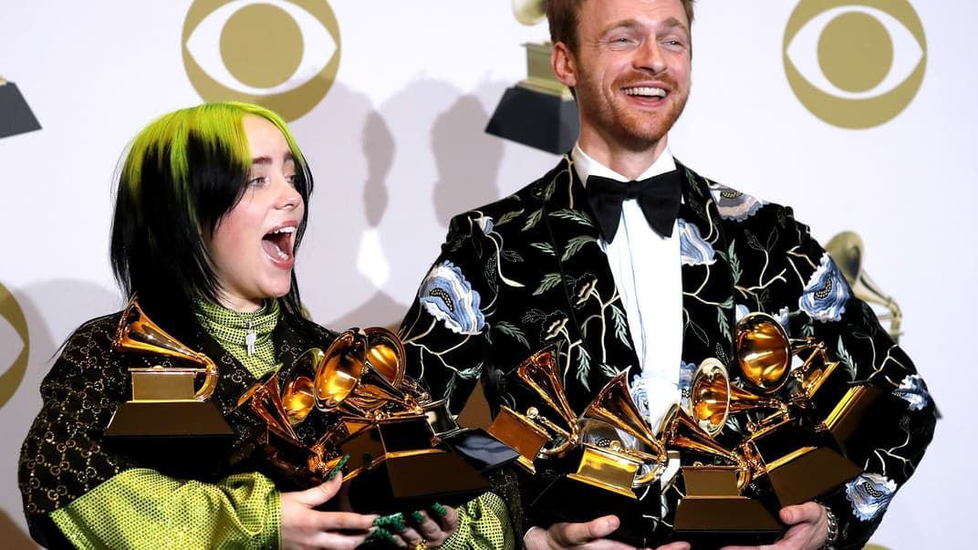 Главным триумфатором премии Grammy стала 18-летняя американская певица Билли Айлиш, она победила во всех главных номинациях, получив 6 статуэток. На фото — Билли Айлиш (слева) с братом Финнеасом О'Коннеллом, который получил награду, как лучший продюсер неклассической музыки. Лос-Анджелес, Калифорния, США, 26 января 2020 года
