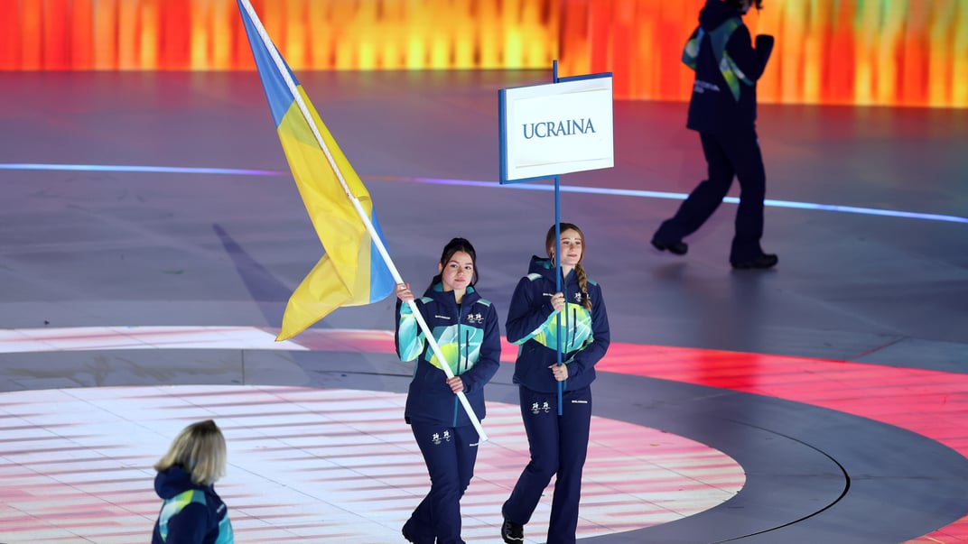 Прапороносці України під час церемонії відкриття Зимових Паралімпійських ігор Мілано-Кортіна, 6 березня 2026 року