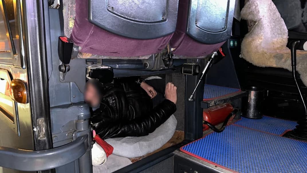 Мінялися місцями та ховалися у вбиральні: прикордонники виявили ухилянта в рейсовому автобусі