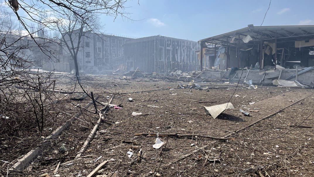 росіяни завдали ракетного удару по житловому будинку та адміністративній будівлі у Краматорську