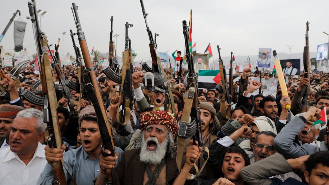 Иллюстративное фото. Сторонники хуситов во время митинга против США и Израиля в Сане, 19 июля 2024 года