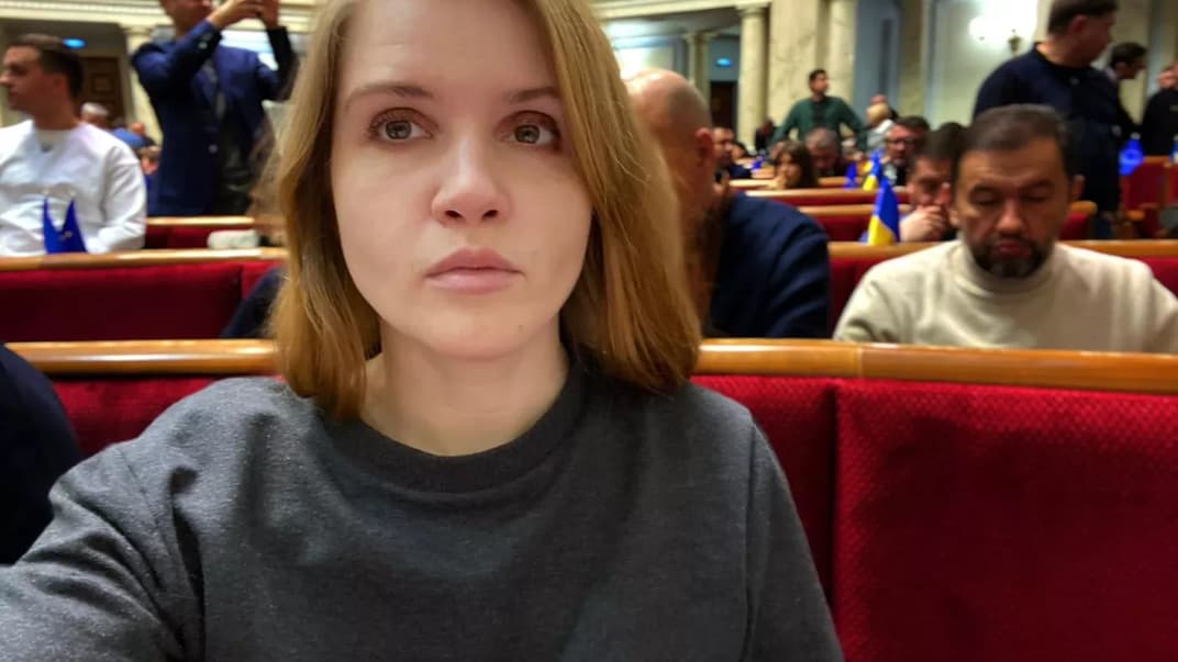 Народная депутат Марьяна Безуглая в сессионном зале Верховной Рады