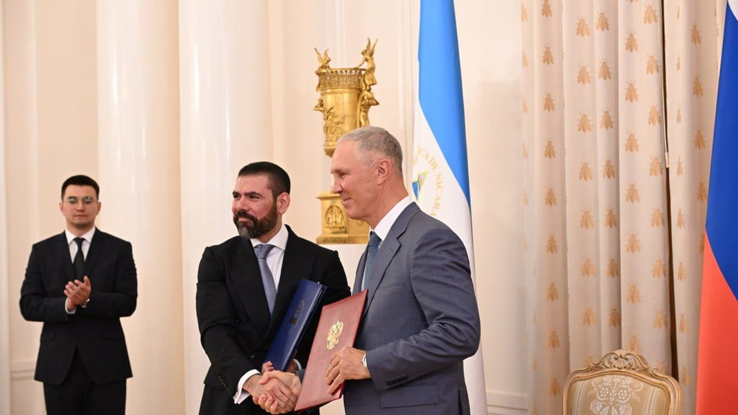 Представник Нікарагуа підписує «економічну угоду» зі ставлеником рф на Херсонщині Володмиром Сальдо, 22 вересня 2025 року