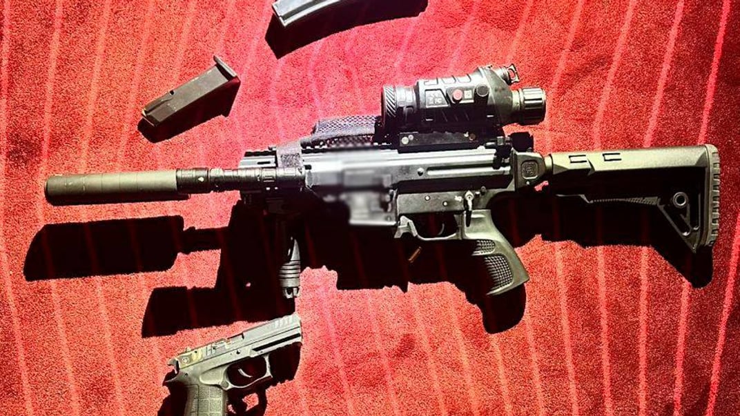 Вилучена зброя після стрілянини в готелі