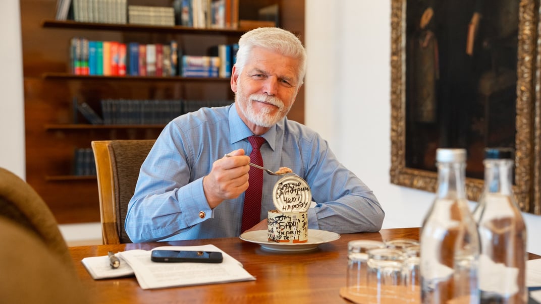 Президент Чехії Петр Павел із подарунком від бійців ЗСУ