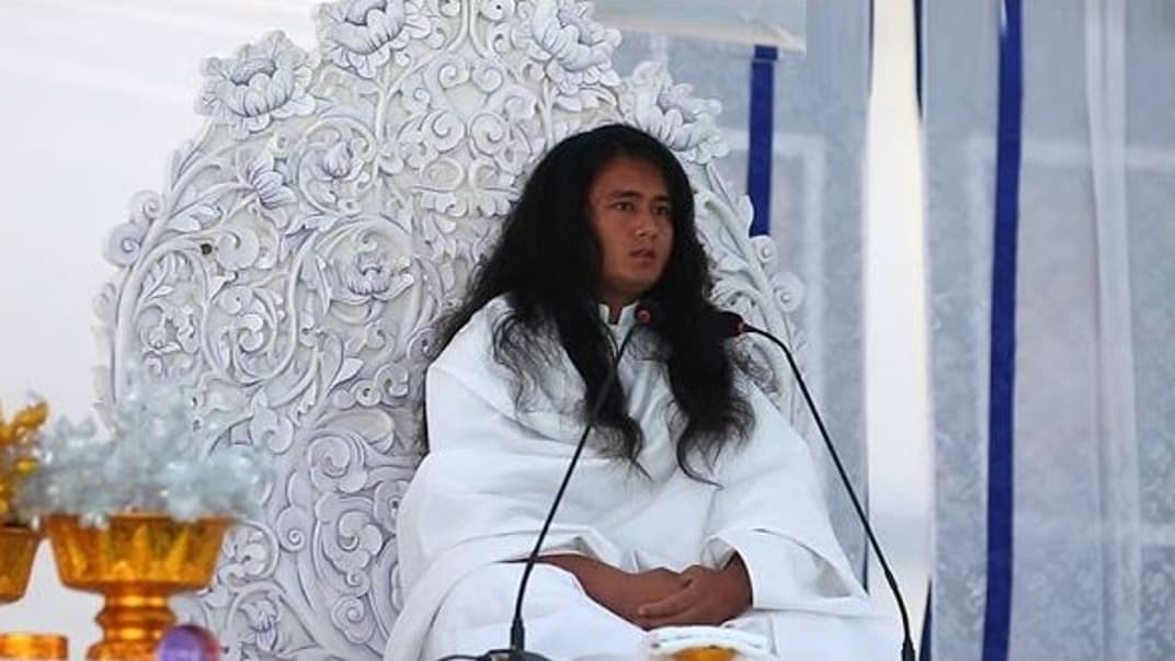 Рам Бахадур Бомджан во время одной из церемоний для поклонников