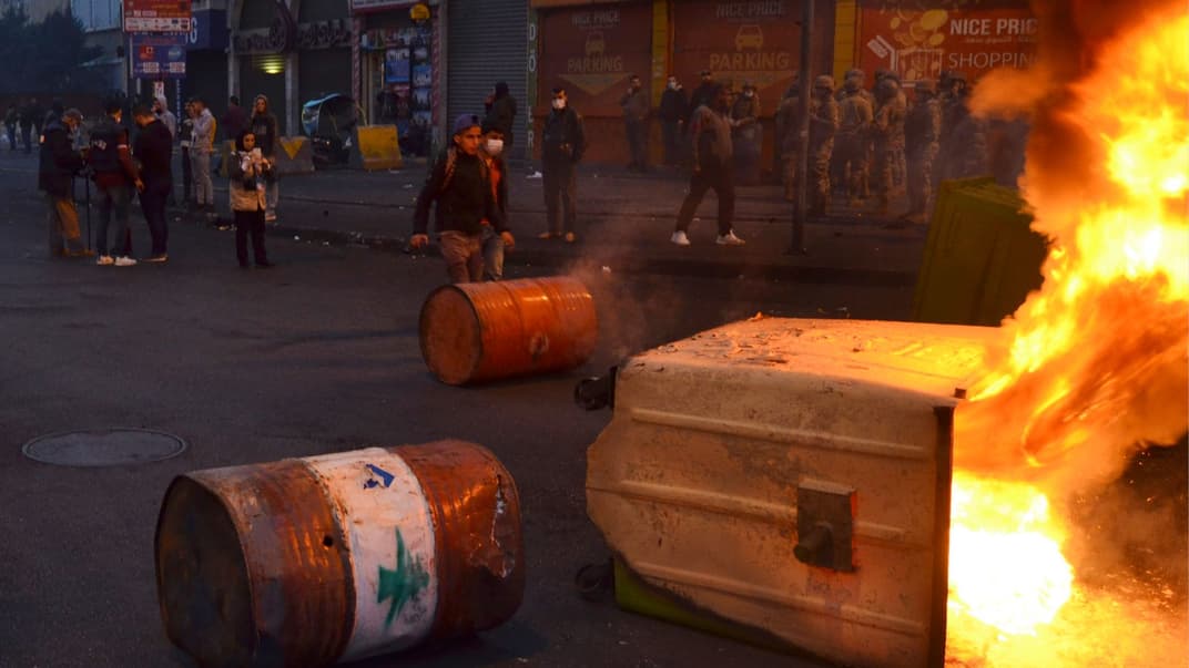 Протестувальники у Триполі перекрили дорогу бочками та підпалили сміттєві контейнери,  26 січня 2021 р.