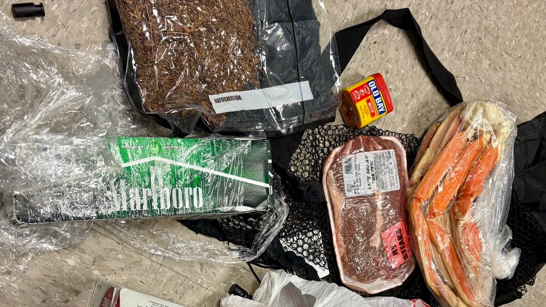 Вміст пакунка, який дроном скинули на подвір’я в’язниці в Південній Кароліні Вміст пакунка, який дроном скинули на подвір’я в’язниці в Південній Кароліні