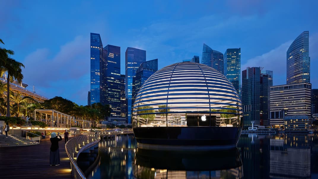 Apple показал интерьер своего первого магазина на воде, который откроют в Сингапуре. Из него открывается вид на бухту