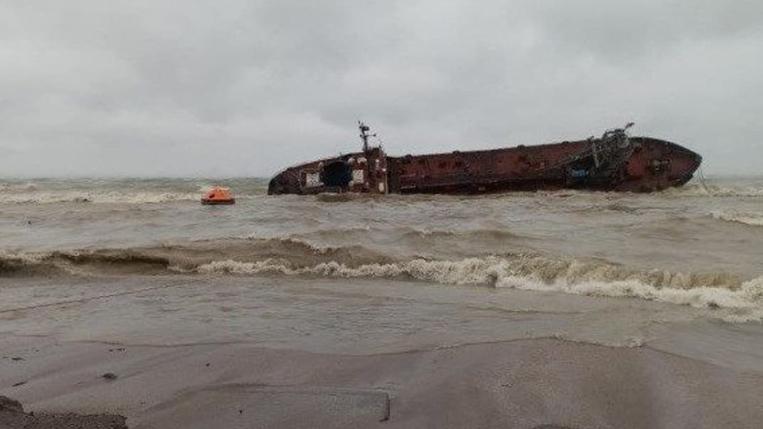 Владелец затонувшего возле Одессы танкера «Делфи» еще не убрал его, хотя должен был сделать это до конца марта