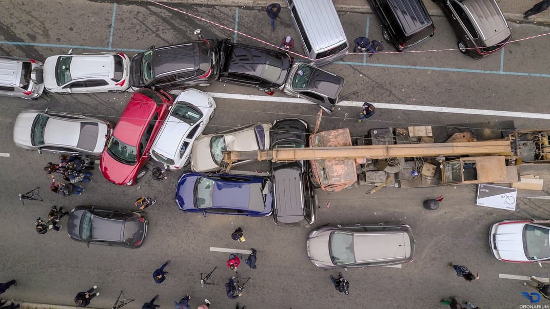 У Києві біля бізнес-центру «Парус» автокран зіткнувся з авто: пошкоджена 21 машина