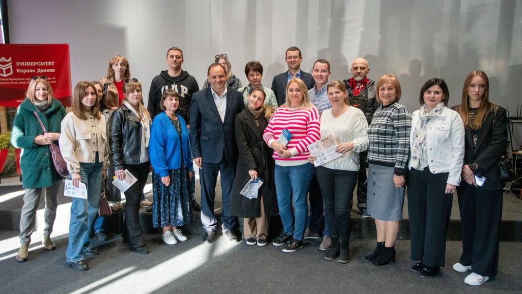 Міський голова Івано-Франківська Руслан Марцінків (четвертий ліворуч в першому ряду) разом із мовними волонтерами