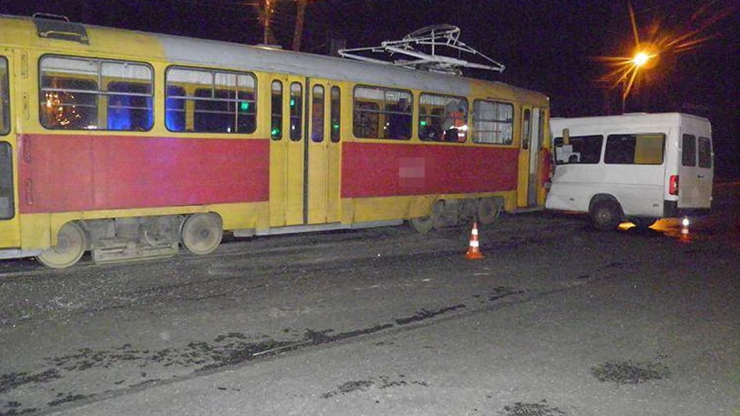 У Шевченківському районі Запоріжжя зіткулися трамвай, маршрутне таксі та легкове авто