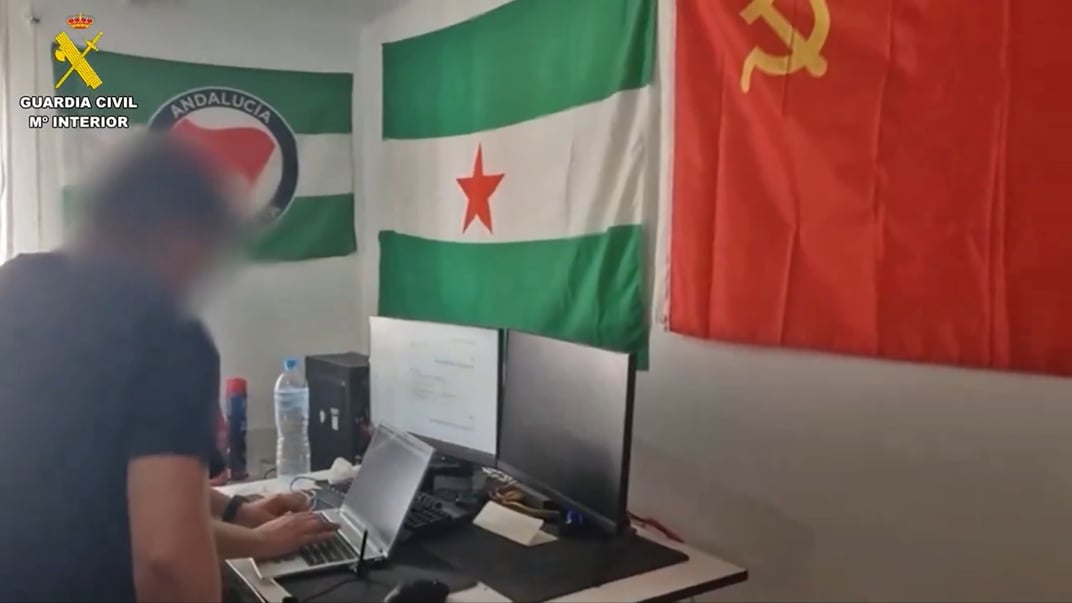 Флаги ультралевых и сепаратистских движений в квартире одного из фигурантов