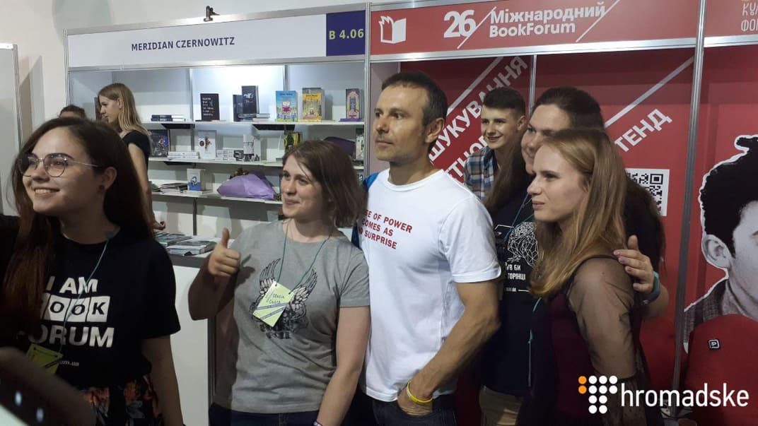 Музыкант, лидер партии «Голос» Святослав Вакарчук на «Книжном Арсенале», Киев, 25 мая 2019 года