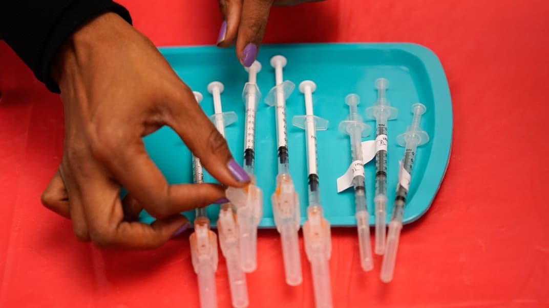 Сертифицированный фельдшер готовит дозы вакцины Pfizer/BioNTech против COVID-19 в вакцинационном центре Университета Невады, Лас-Вегас, 22 января 2021 года