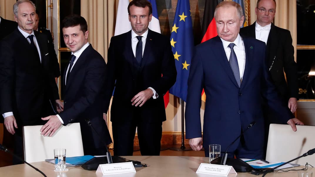 Президент України Володимир Зеленський, президент Франції Еммануель Макрон (по центру) та президент РФ Володимир Путін на зустрічі в Парижі, 9 грудня 2019 року