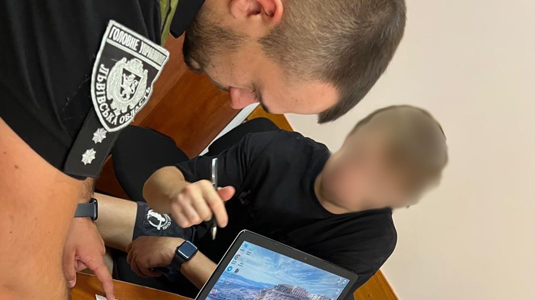 Правоохоронці складають адмінпротоколи щодо порушника