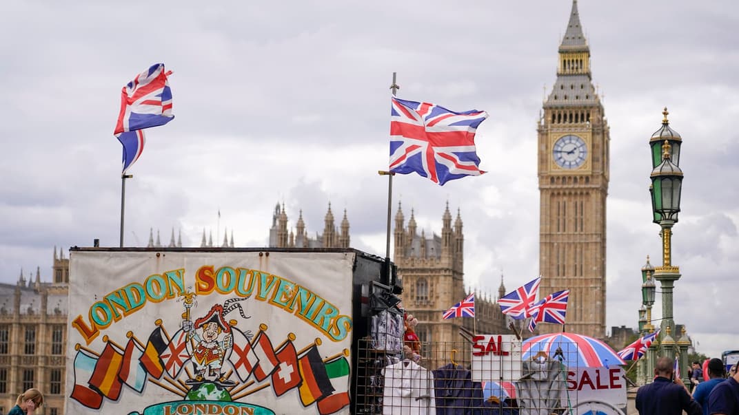 Сувенирный киоск в центре Лондона, сентябрь 2023 года