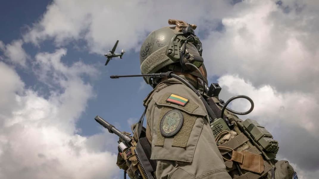 Военный Сил специальных операций Литвы при отработке прыжков с парашютом, лето 2023. Иллюстративное фото
