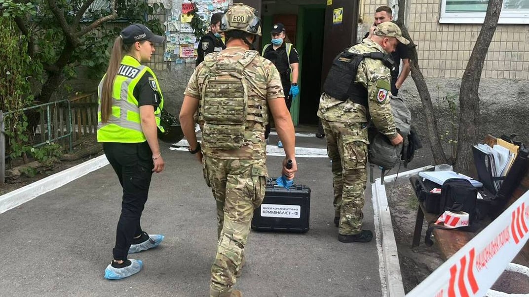 У Дніпровському районі Києва ліквідовують наслідки вибуху гранати у квартирі У Дніпровському районі Києва ліквідовують наслідки вибуху гранати у квартирі