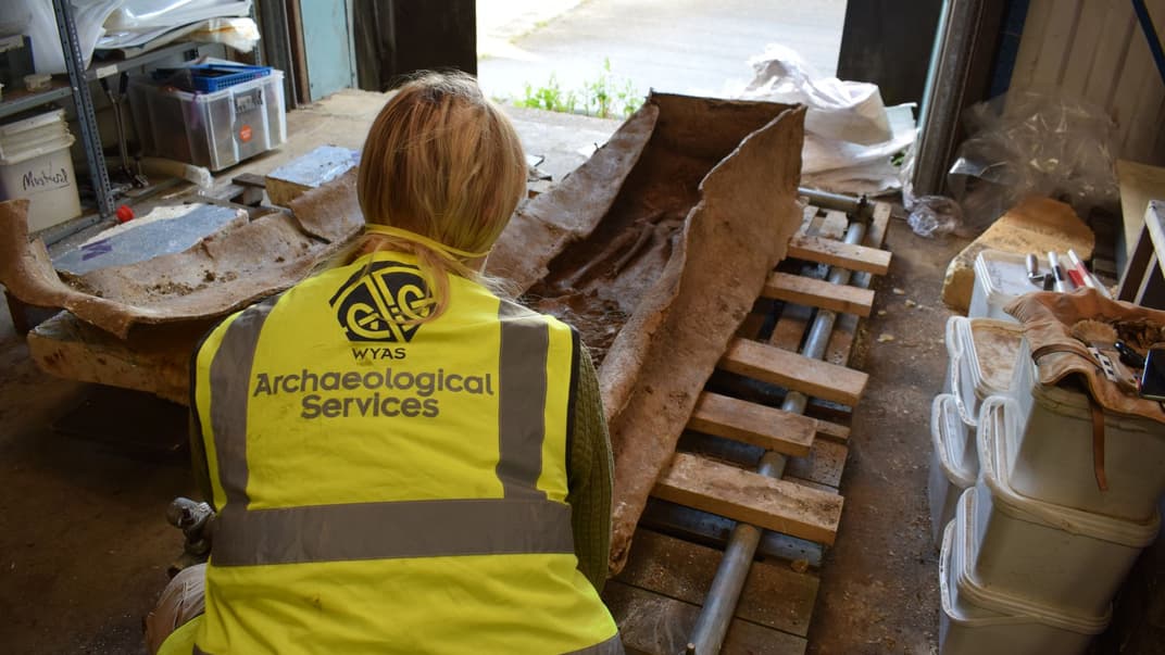 Археолог исследует находку