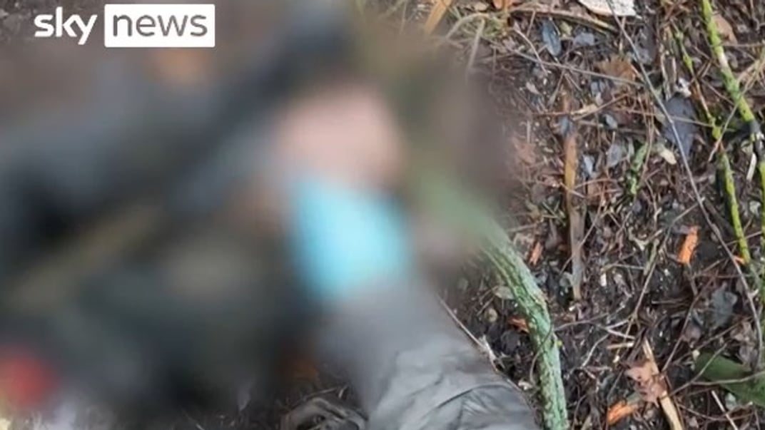 Убитий солдат КНДР, у якого українські військові забирають зразки ДНК