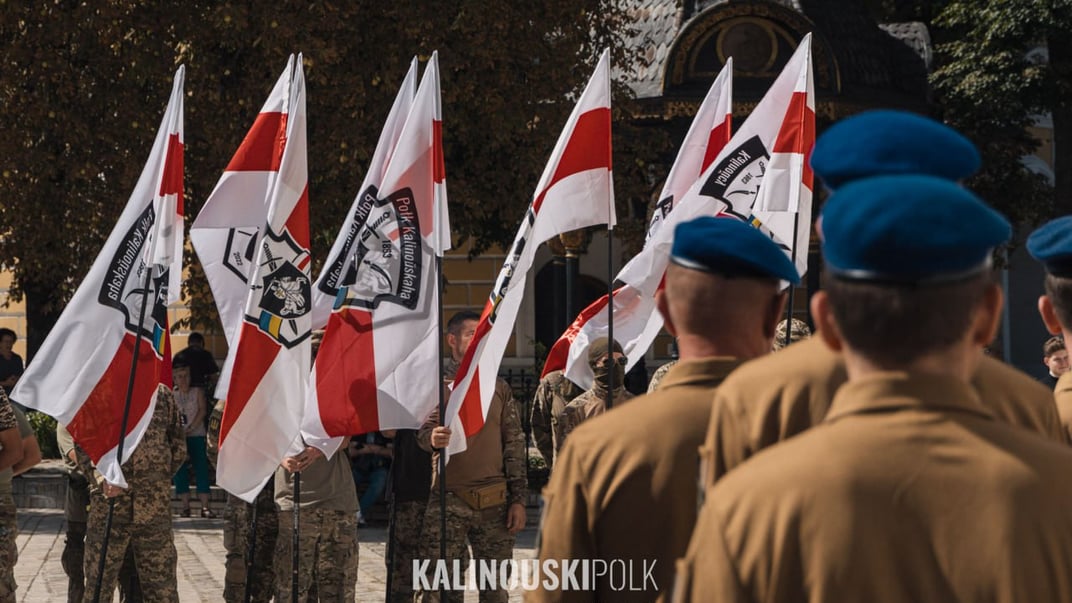 Бійці полку зі своїми стягами