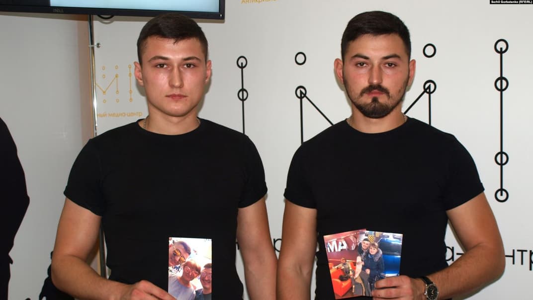 Артур і Савва Чуйкови з фотографіями матері