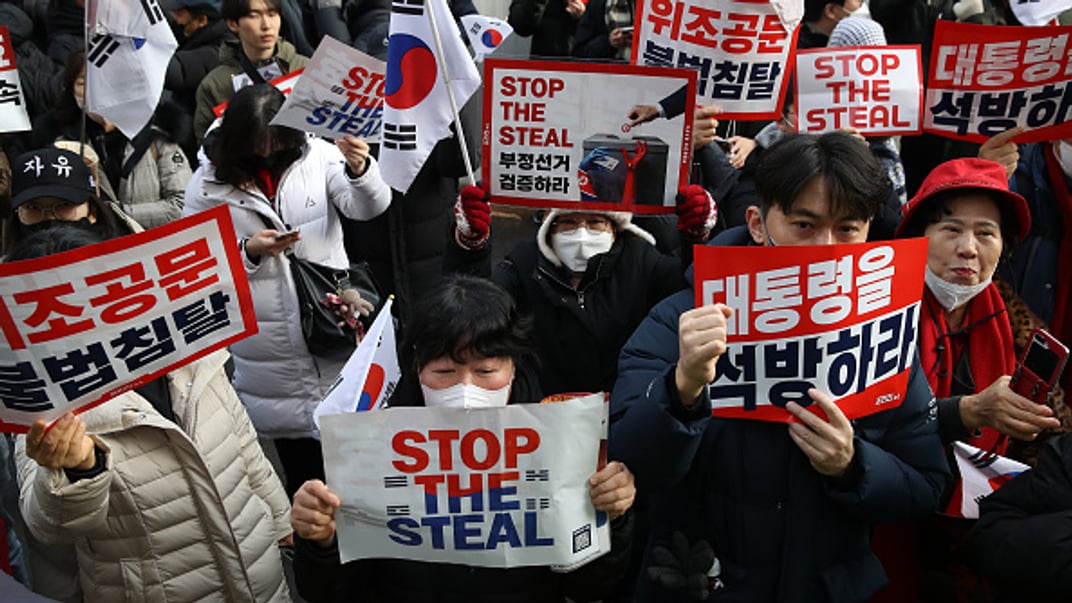 Прихильники президента Південної Кореї Юн Сок Йоля на мітингу біля Західного окружного суду Сеула, 18 січня 2025 року