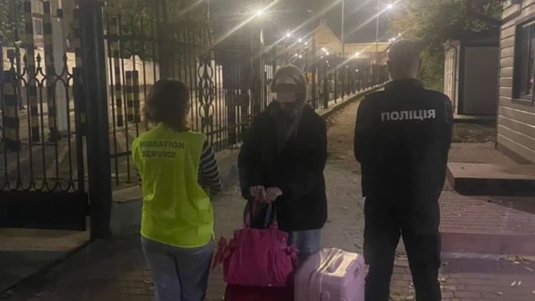 Громадянку росії депортували з України