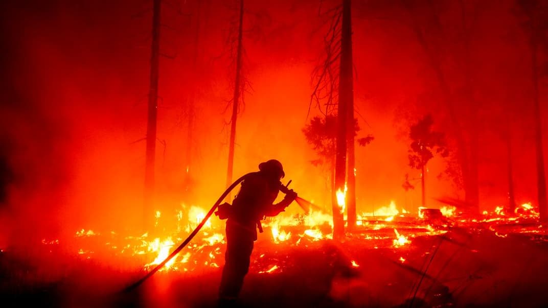 Рятувальник бореться з наслідками пожежі в окрузі Мадера, штат Каліфорнія, США. 7 вересня 2020 року. Архівне фото
