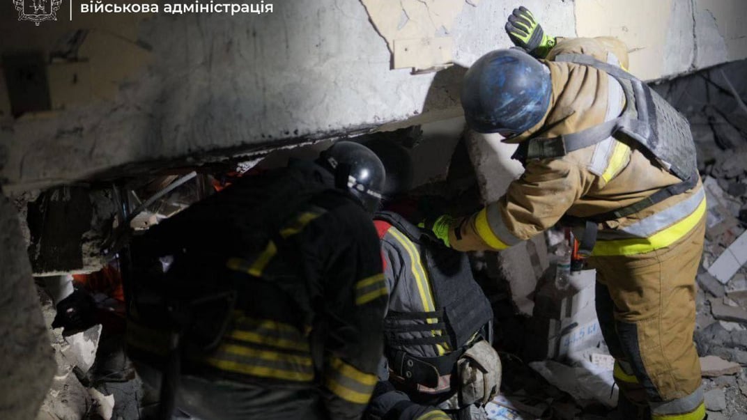 Спасатели работают на месте удара по Запорожью