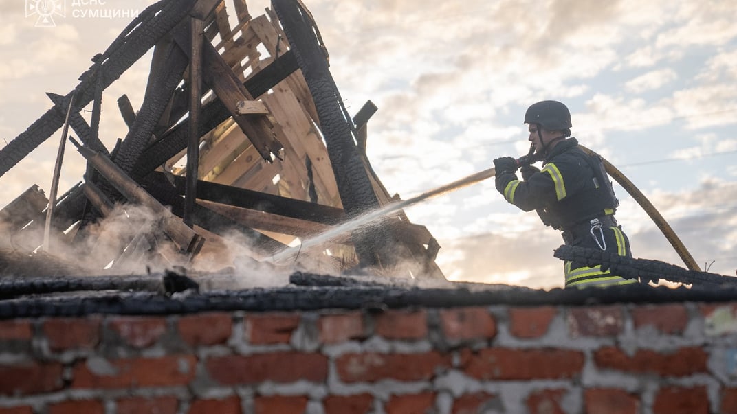 Рятувальники гасять пожежу після нічного російського обстрілу Сумщини, 26 серпня 2025 року