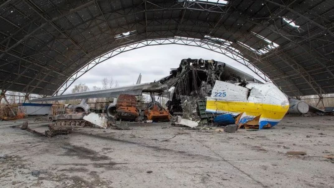 Уничтоженный транспортный самолет Ан-225 «Мрия» на аэродроме «Антонов» в поселке Гостомель Киевской области