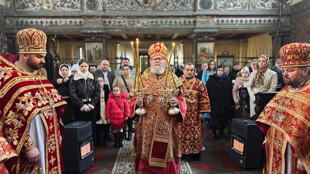Священник УПЦ МП Федор Голодняк во время литургии в храме в Чехии (справа)