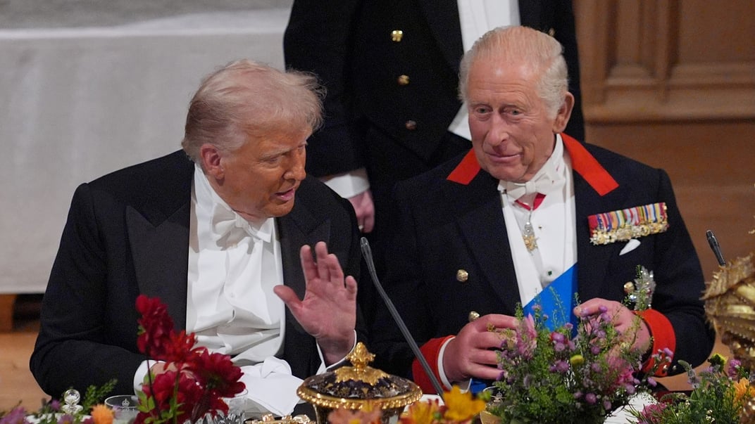 Президент США Дональд Трамп розмовляє з королем Чарльзом III під час державного бенкету у Віндзорському замку, 17 вересня 2025 року