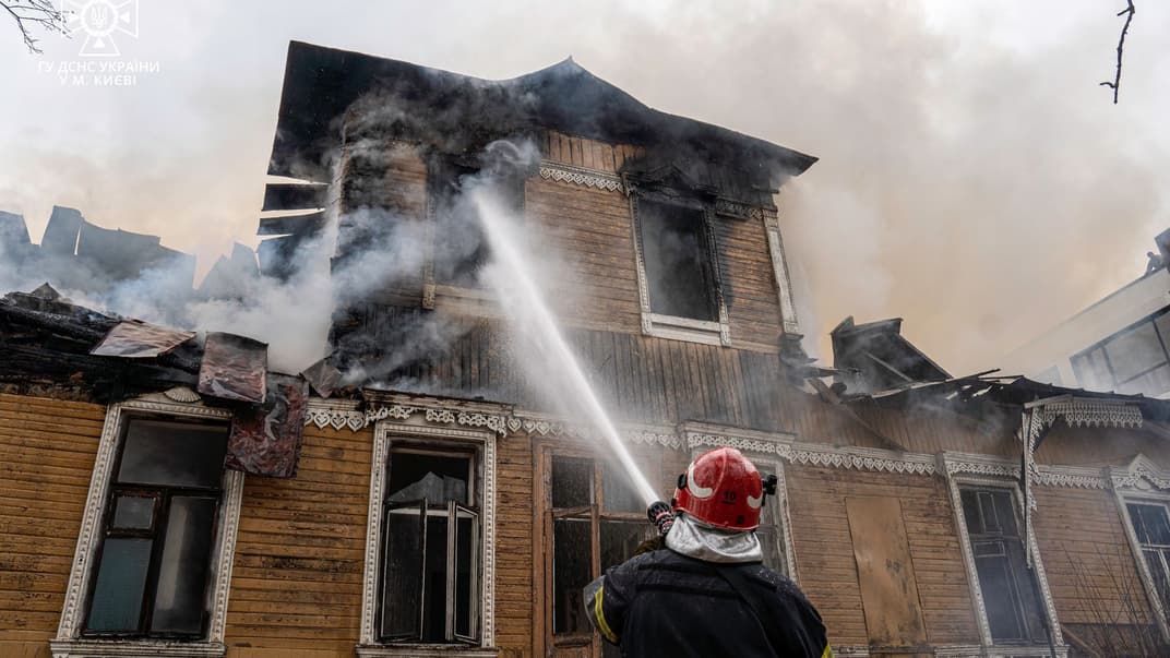 Рятувальники ліквідовують пожежу в «Дачі на Юнкерова», 29 березня 2023 року