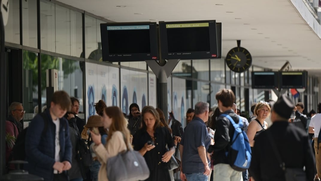 Люди чекають на зупинці після того, як місцева влада в Приморських Альпах повідомила про відключення електроенергії, 24 травня 2025 року