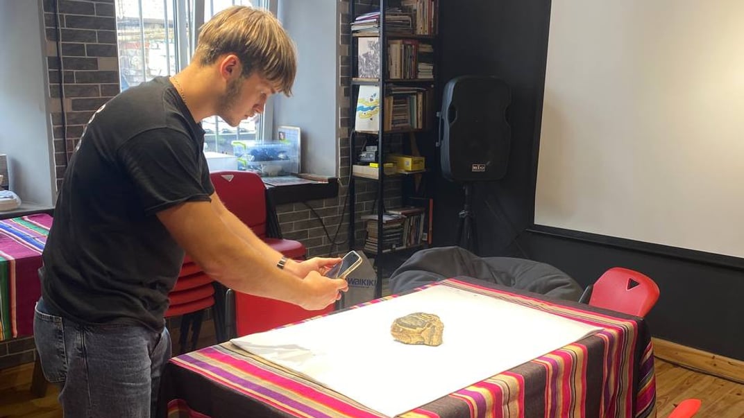 Працівник музею та знайдений зуб