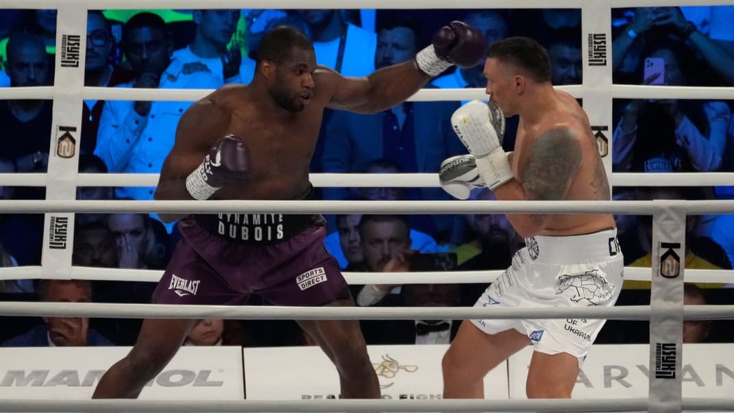 Британець Деніел Дюбуа та українець Олександр Усик під час бою за титул чемпіона світу в суперважкій вазі у Вроцлаві, Польща, 26 серпня 2023 року