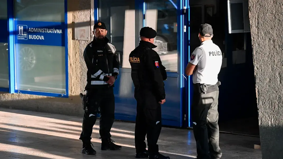 Полицейские стоят возле больницы Рузвельта в городе Банска-Бистрица, где оперируют премьер-министра Словакии Роберта Фицо, 15 мая 2024 года