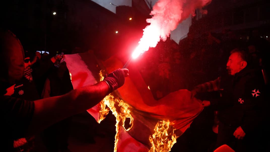 У Грузії праворадикали спалили веселковий прапор під час прем'єри фільму про ЛГБТ. 8 листопада 2019 року.