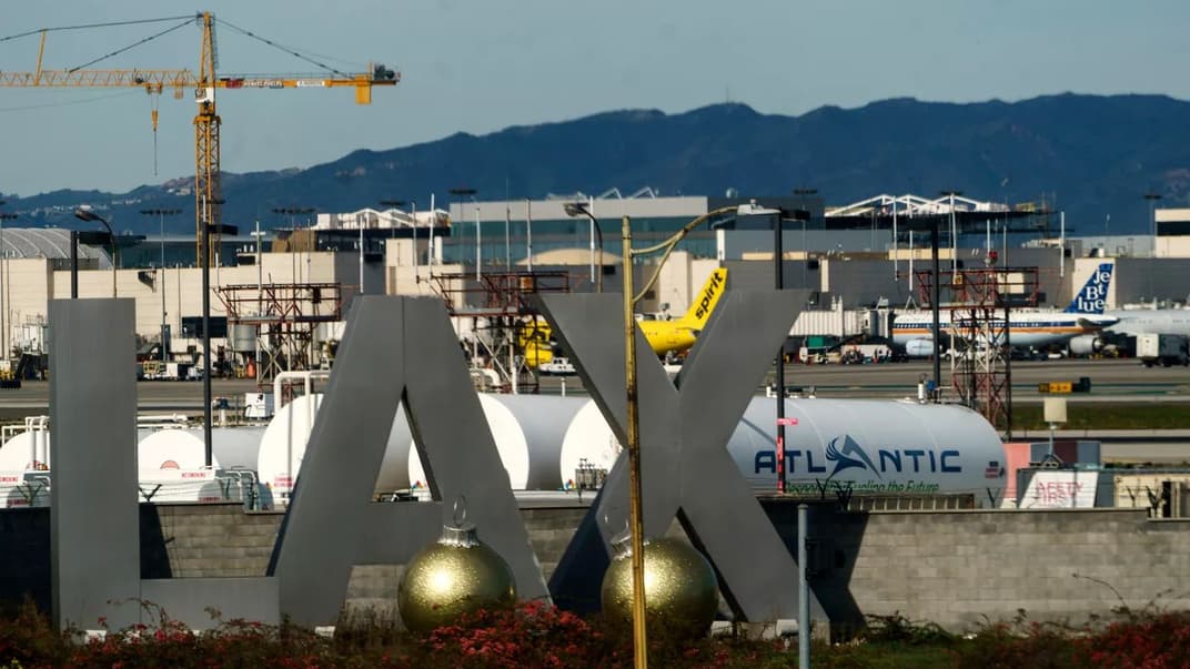 Злітно-посадкова смуга в міжнародному аеропорту Лос-Анджелеса, 25 грудня 2022 року