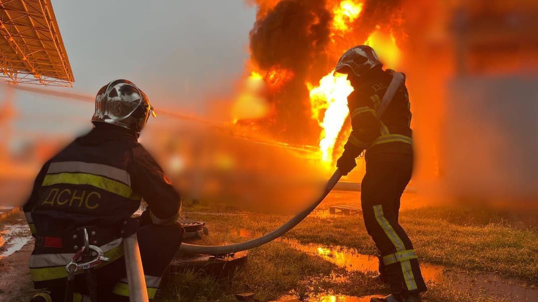 Спасатели ликвидируют пожар, возникший в результате падения обломков во время атаки на Киевскую область