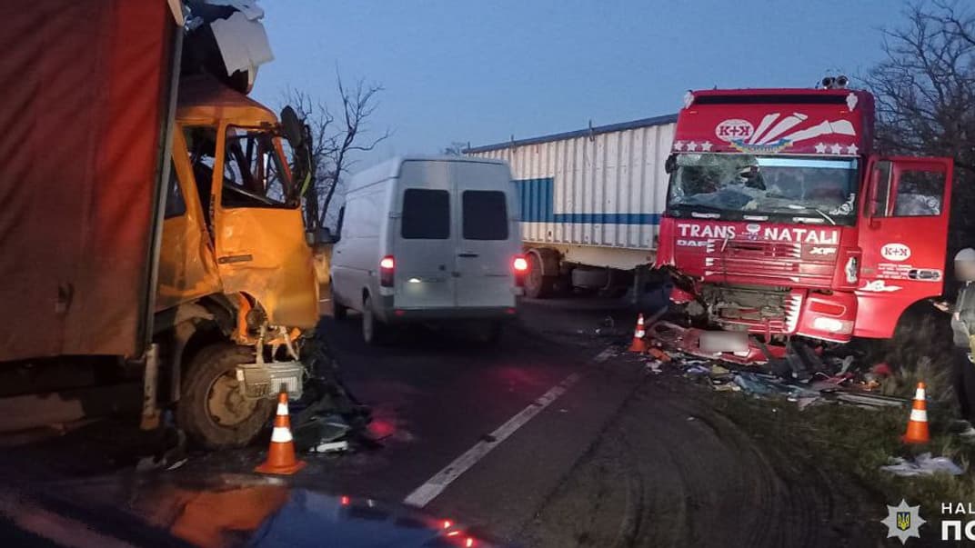 У Миколаївській області зіткнулися чотири вантажівки, 27 листопада 2021 року