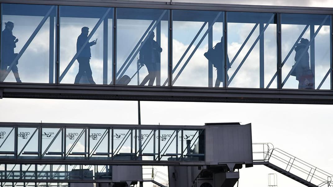 Україна ввела обмеження щодо в'їзду громадян Росії чоловічої статі віком від 16 до 60 років (на фото — пасажири йдуть телетрапом в аеропорту у Львові, 1 грудня 2017 року)