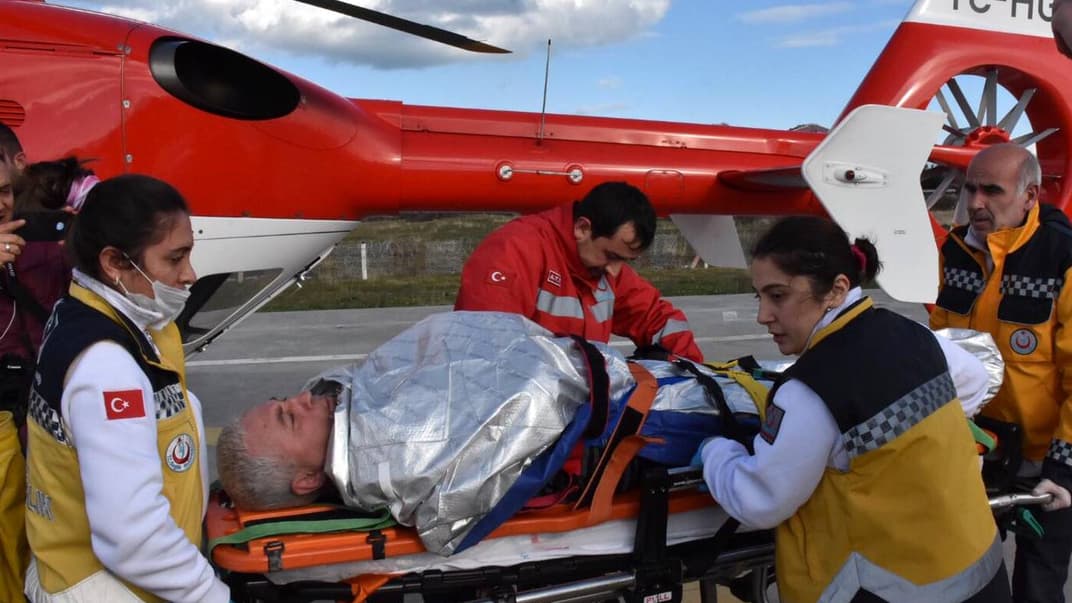 Турецькі медики везуть у вертоліт медичної служби чоловіка, якого витягли з води рятувальники берегової охорони в Самсуні, Туреччина, 7 січня 2019 року. 7 Вантажне судно Volgo Balt 214 під прапором Панами вийшов із російського порту «Азов» у Ростовській області і подав сигнал лиха за 148 кілометрів від берега турецької провінції Самсун. На його борту перебували 13 людей, з них 4 загинуло